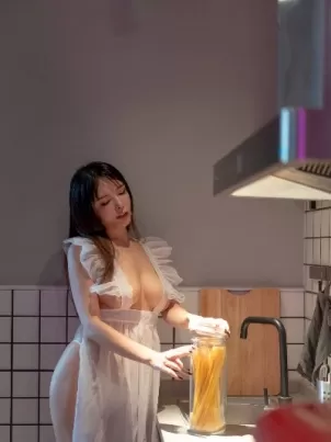 透明围裙下面给你吃封面